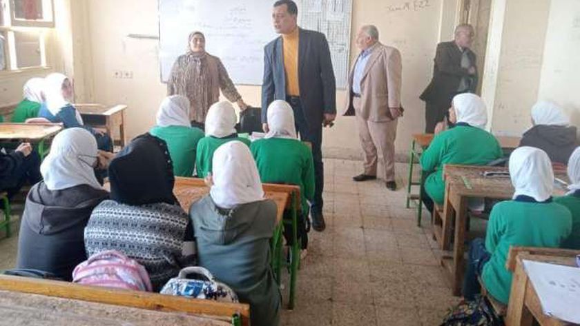 «تعليم سوهاج»: إحالة مدير مدرسة إلى التحقيق لعدم انضباط العمل