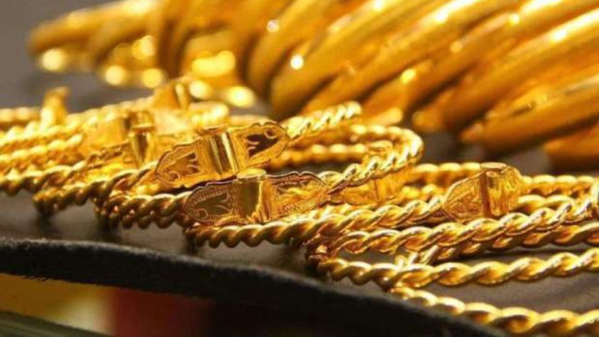سعر جرام الذهب عيار 21 للبيع والشراء في محال الصاغة بمنتصف التعاملات