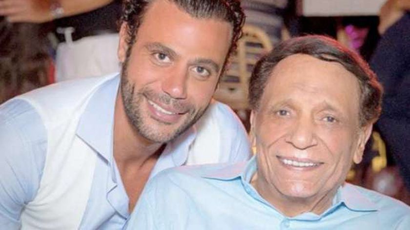 محمد عادل إمام ينشر صورة نادرة تجمع «الزعيم» والساحر محمود عبد العزيز