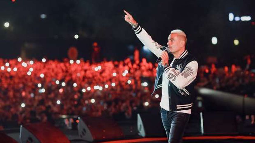 سبب غريب.. لماذا ضرب يحيى الموجي الفنان عمرو دياب على المسرح؟