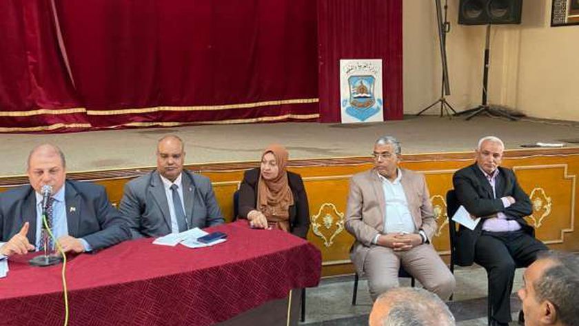 «تعليم قنا»: تفعيل الغياب الإلكتروني ومجموعات التقوية بالمدارس