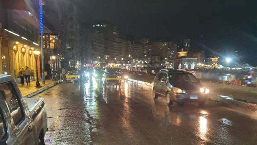 سقوط أمطار على الإسكندرية بالتزامن مع نوة قاسم.. رفع حالة الطوارئ
