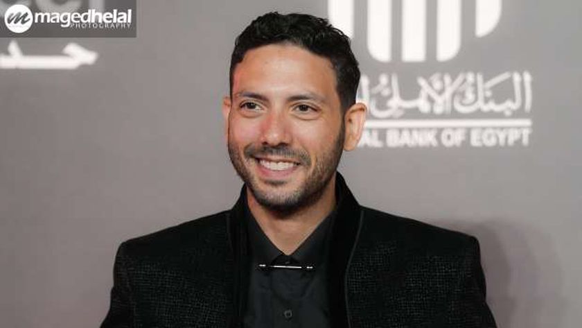 الأم رفضت «تسلم عليه».. موقف طريف من معجبة طفلة لأحمد جمال سعد بسبب وتر حساس