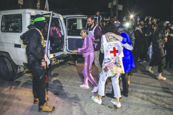 صحيفة: حماس بدأت حصر عدد وأسماء الأسرى الإسرائيليين تمهيداً للصفقة