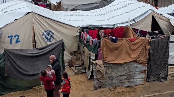 (أونروا): مليون نازح بغزة معرَضون للموت بسبب الشتاء وحرب الإبادة المستمرة