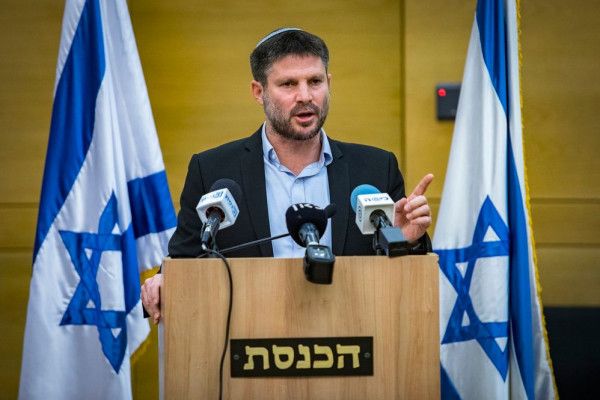 سموتريتش يجدّد رفضه لإبرام صفقة تبادل أسرى ويصفها بـ"الاستسلام"