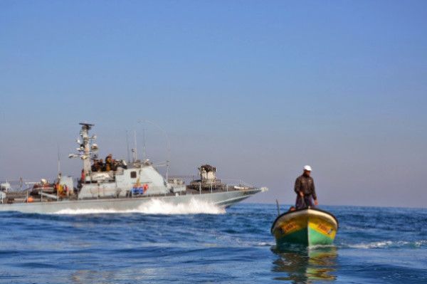 بحرية الاحتلال تعتقل صياديْن قبالة شواطئ وسط قطاع غزة