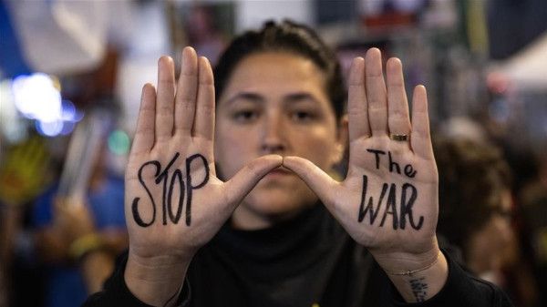 استطلاع: 74% من الإسرائيليين يؤيدون صفقة شاملة تعيد كل الأسرى ووقف حرب غزة