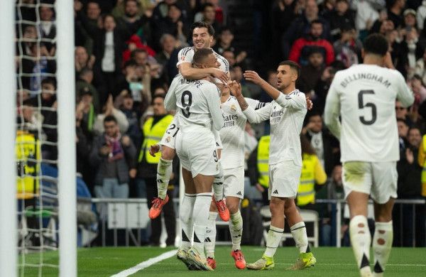 ريال مدريد ينتزع صدارة الدوري الإسباني بعد فوزه على إشبيلية