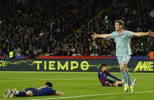 أتليتكو مدريد يخطف فوزاً ثميناً من برشلونة ويقتنص صدارة الليجا