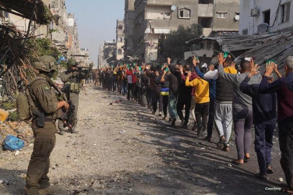 بينهم كوادر طبية.. الاحتلال يفرج عن مئات الفلسطينيين الذين احتجزهم أمس شمال قطاع غزة