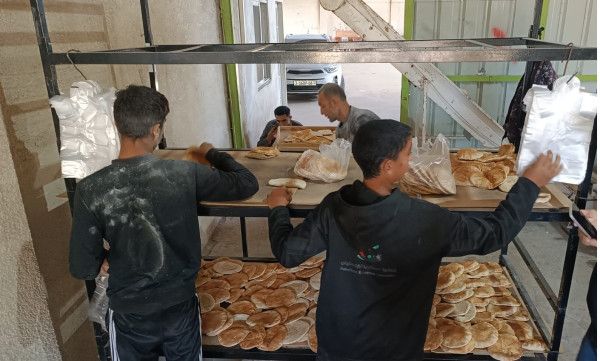 بالفيديو: "المغترب" الفلسطيني تحارب المجاعة بصناعة الخبز للنازحين