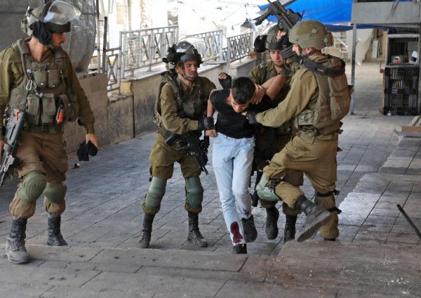 الاحتلال يعتقل 15 مواطنا من الضفة بينهم أسرى محررون