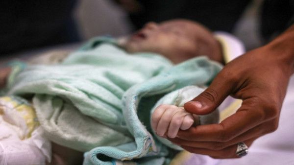الخامس خلال أسبوع.. وفاة رضيع جرّاء البرد الشديد في قطاع غزة