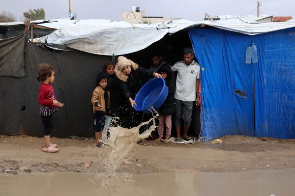 بلدية غزة تحذر: النازحون يعانون ظروفاً مأساوية بسبب العواصف والأمطار