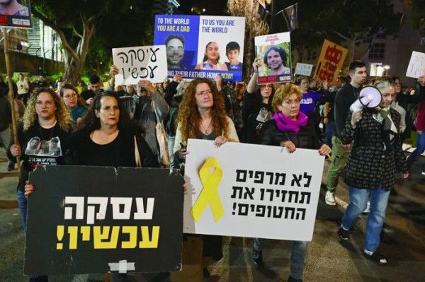 عائلات أسرى الاحتلال تطالب الحكومة الإسرائيلية بصفقة شاملة