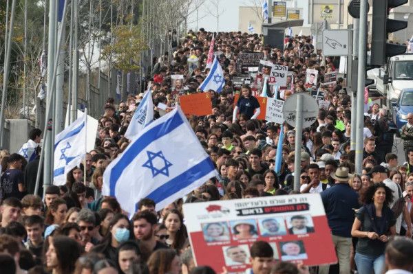 عائلات أسرى الاحتلال تتظاهر في تل أبيب مطالبة بصفقة تبادل