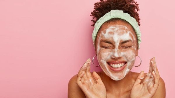 9 نصائح أساسية للعناية بالبشرة لمظهر متألق كالمشاهير