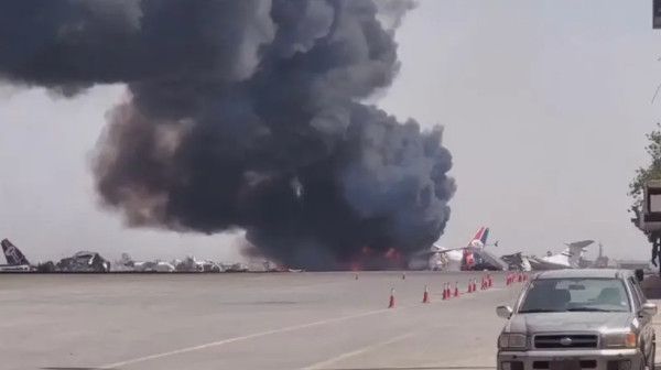 كانت تستعد لنقل مجموعة من الحجاج ..فيديو يوثق تدمير "آخر طائرة" في مطار صنعاء