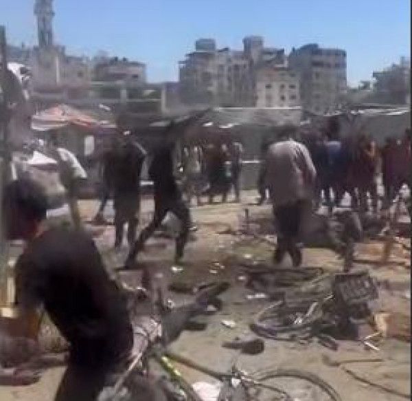 مجزرة مروّعة.. شهداء وإصابات بقصف الاحتلال مفترق السرايا المزدحم وسط مدينة غزة