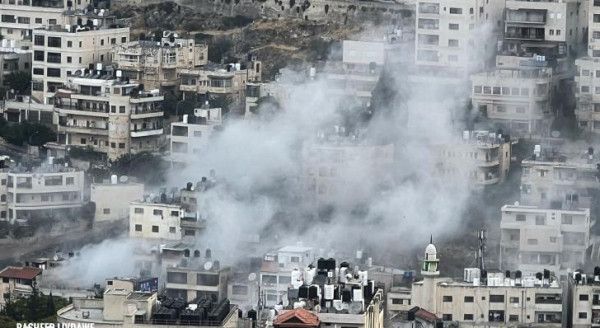 قوات الاحتلال تُفجّر منزل عائلة الشهيد جعفر منى بنابلس..فيديو