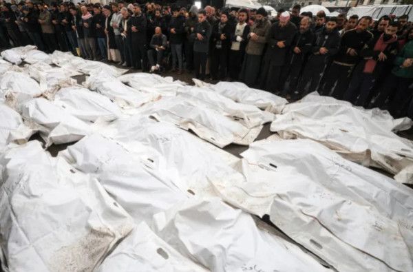 13 شهيدا إثر قصف خيمة نازحين في خان يونس