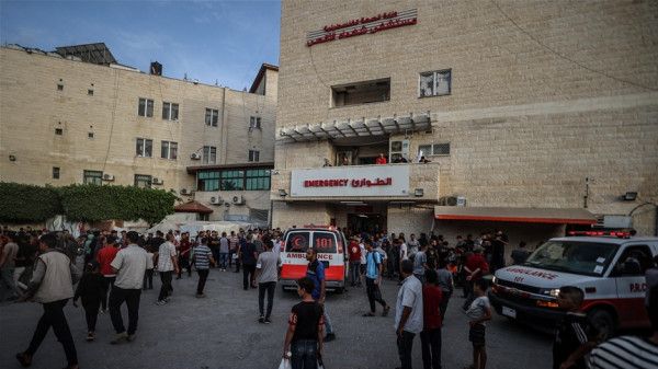 طائرات مسيّرة إسرائيلية تستهدف مستشفى شهداء الأقصى في دير البلح