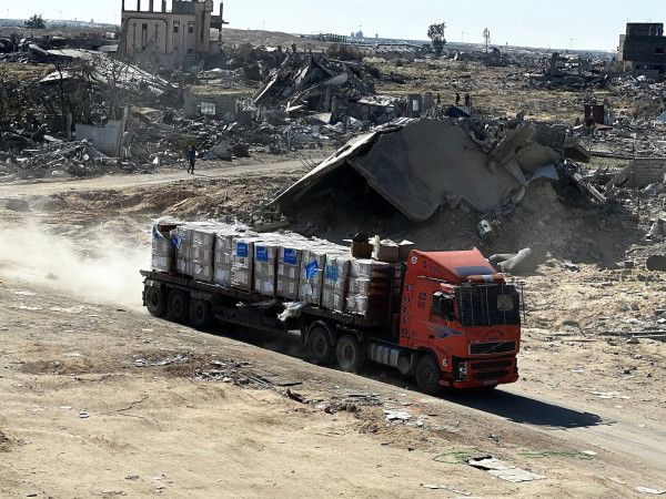 بعد اعتداء دموي أمس.. تعليق العمل بشكل كامل لجميع شاحنات نقل المساعدات الإنسانية لغزة