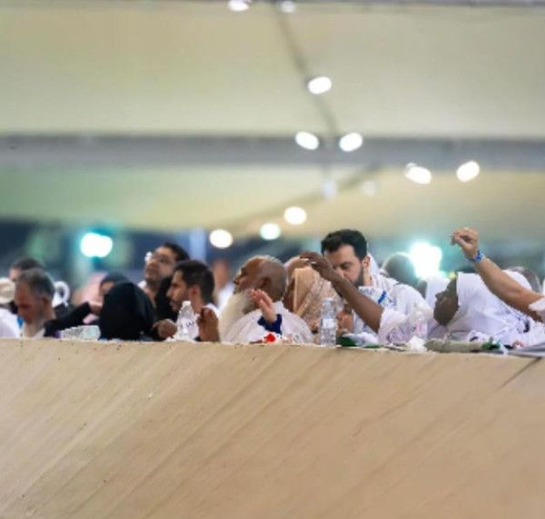 حجاج بيت الله يرمون الجمرات في منى صباح عيد الأضحى