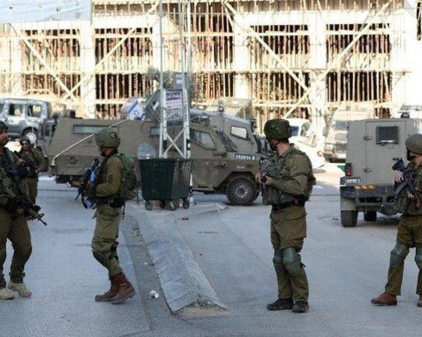 الاحتلال يعتقل 3 شبان بعد محاصرة منزل في وادي برقين غرب جنين