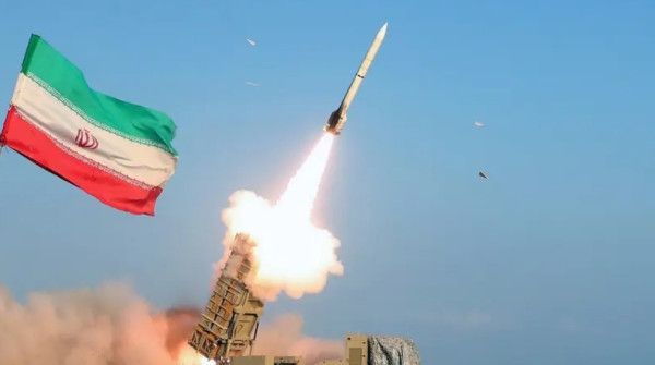إيران تتوعّد بردّ "موجع وحاسم" على الهجوم الإسرائيلي