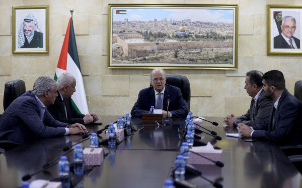 الحكومة تفعل لجان الطوارئ وتتوعد بالتصدي الحازم لأي استغلال للمواطنين