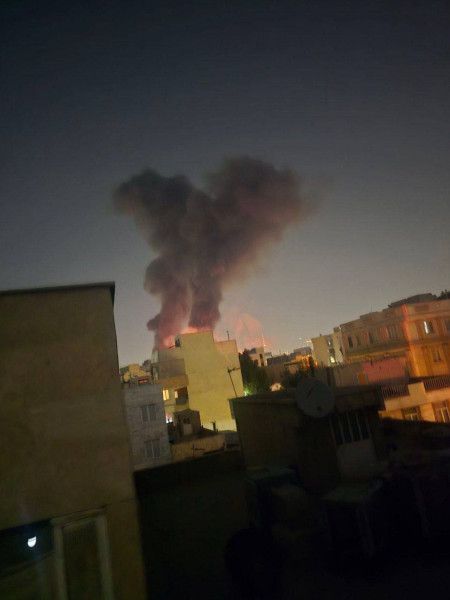 (صور وفيديو) ..انفجارات وحرائق قرب مطار مهرآباد في طهران