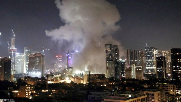 تضرر عدد من المباني في تل أبيب بشظايا الصواريخ الإيرانية
