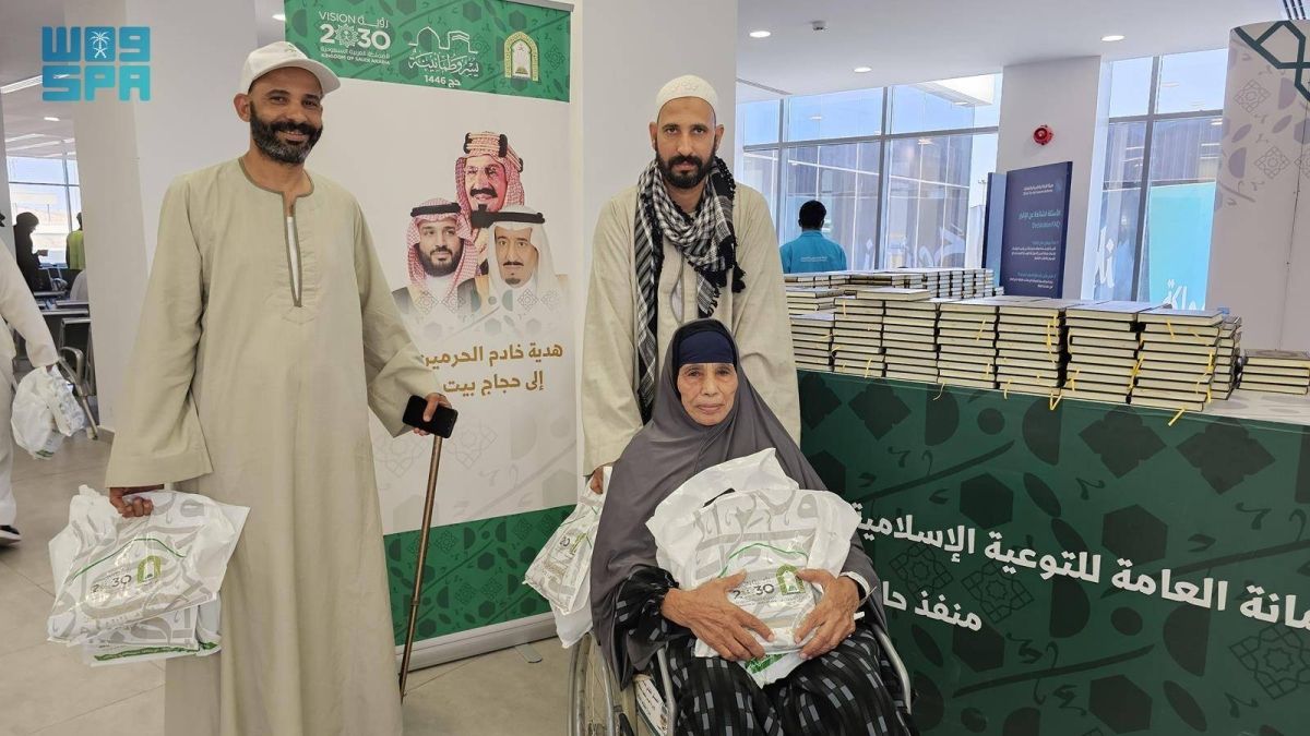 «الشؤون الإسلامية» توزع المصاحف على الحجاج المغادرين عبر منفذ حالة عمار