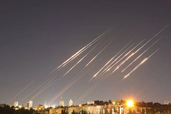 إيران وإسرائيل تتبادلان القصف.. واشنطن تهدّد بالانضمام وطهران تتوعّد بالرد القاسي