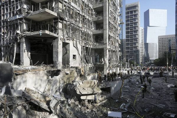 فيديو:رشقة إيرانية عنيفة تُصيب مستشفى سوروكا ومبنى البورصة وتخلّف إصابات ودماراً واسعاً بتل أبيب