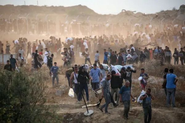 شهداء ومصابون في مجزرة جديدة يرتكبها الاحتلال بحقّ منتظري المساعدات وسط قطاع غزة