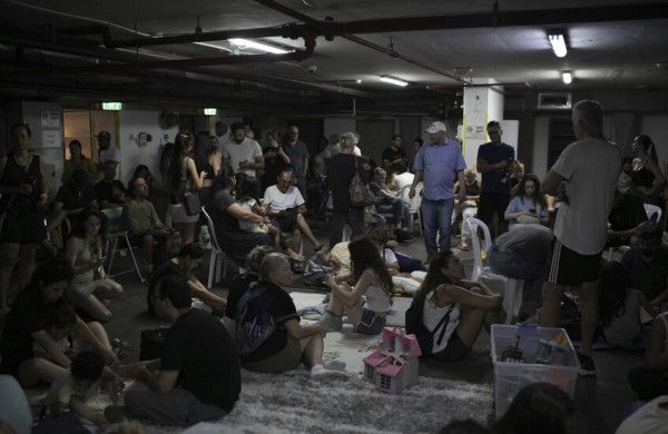 (فيديو) حارس إسرائيلي يمنع فلسطينياً من دخول ملجأ أثناء القصف الإيراني ويدخل امرأة إسرائيلية