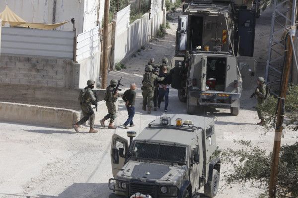 الاحتلال يعتقل 16 مواطنا من الخليل وينكل بهم