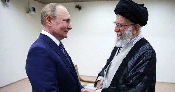 عراقجي يسلّم بوتين رسالة "مهمة" من خامنئي.. ماذا جاء فيها؟