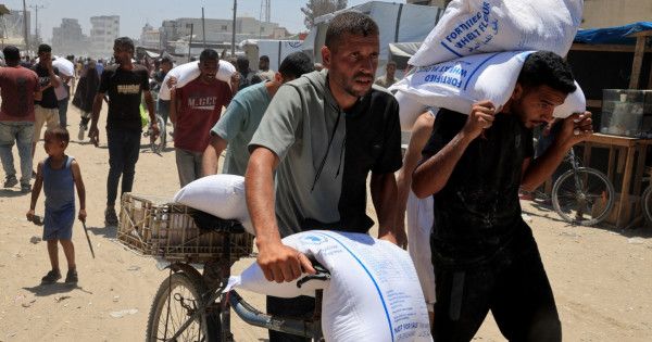 غزة: العثور على أقراص مخدرة داخل أكياس الطحين القادمة من مراكز المساعدات
