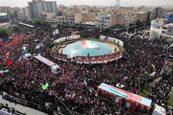 فيديو: إيران تشيّع جثامين 60 من قادتها وعلمائها في جنازة مهيبة
