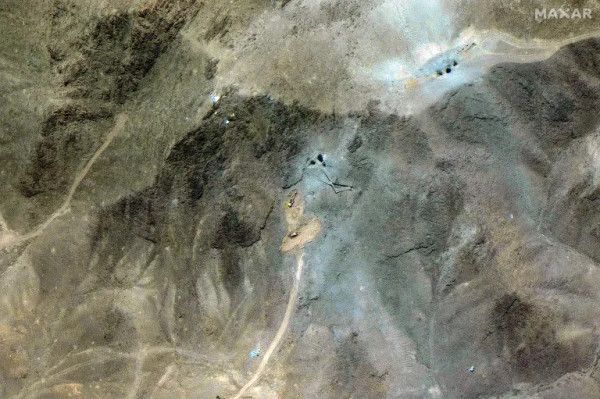 صور أقمار صناعية تكشف تحركات مكثفة داخل منشأة فوردو النووية الإيرانية