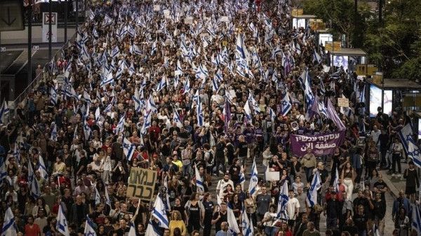 عشرات آلاف الإسرائيليين يتظاهرون للمطالبة بإعادة الأسرى من قطاع غزة