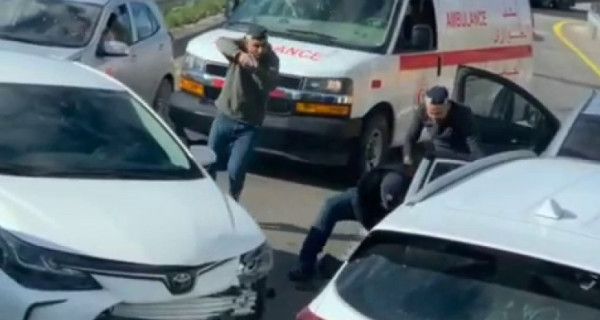 قوة خاصة من جيش الاحتلال تختطف شابا عند مدخل عناتا