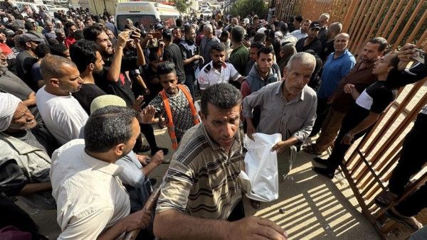 مجزرة مروّعة.. 10 شهداء جرّاء قصف الاحتلال مركز لتوزيع المساعدات في حي الزيتون