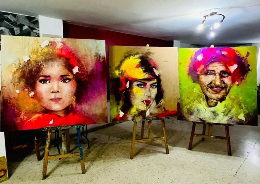 «مرايا الوطن».. المرأة الإماراتية باللون والضوء عبر ثلاثة أجيال