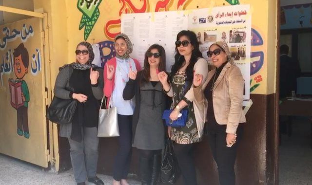 العاملون بجهاز المشروعات الصغيرة والمتوسطة يدلون بأصواتهم