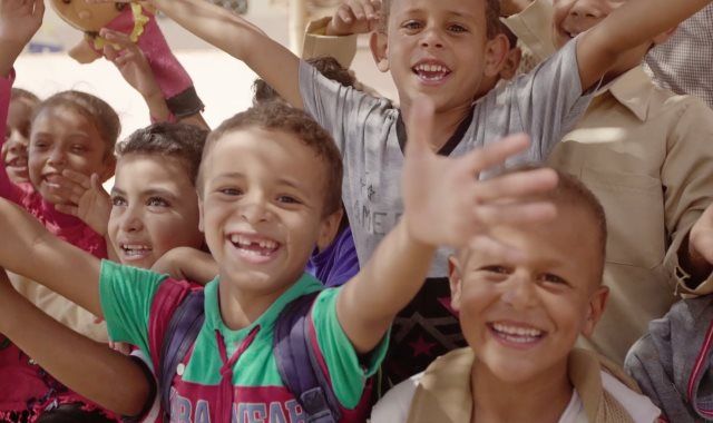 "مصر الخير" تحول رسومات أطفال مدراس التعليم المجتمعي إلي منتجات